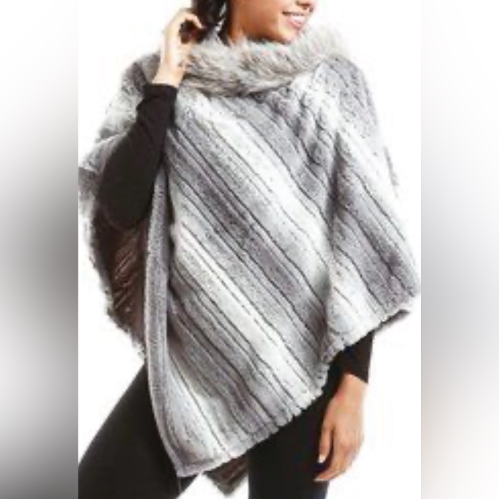 LOF Love of Fashion Gray Poncho with fur collar